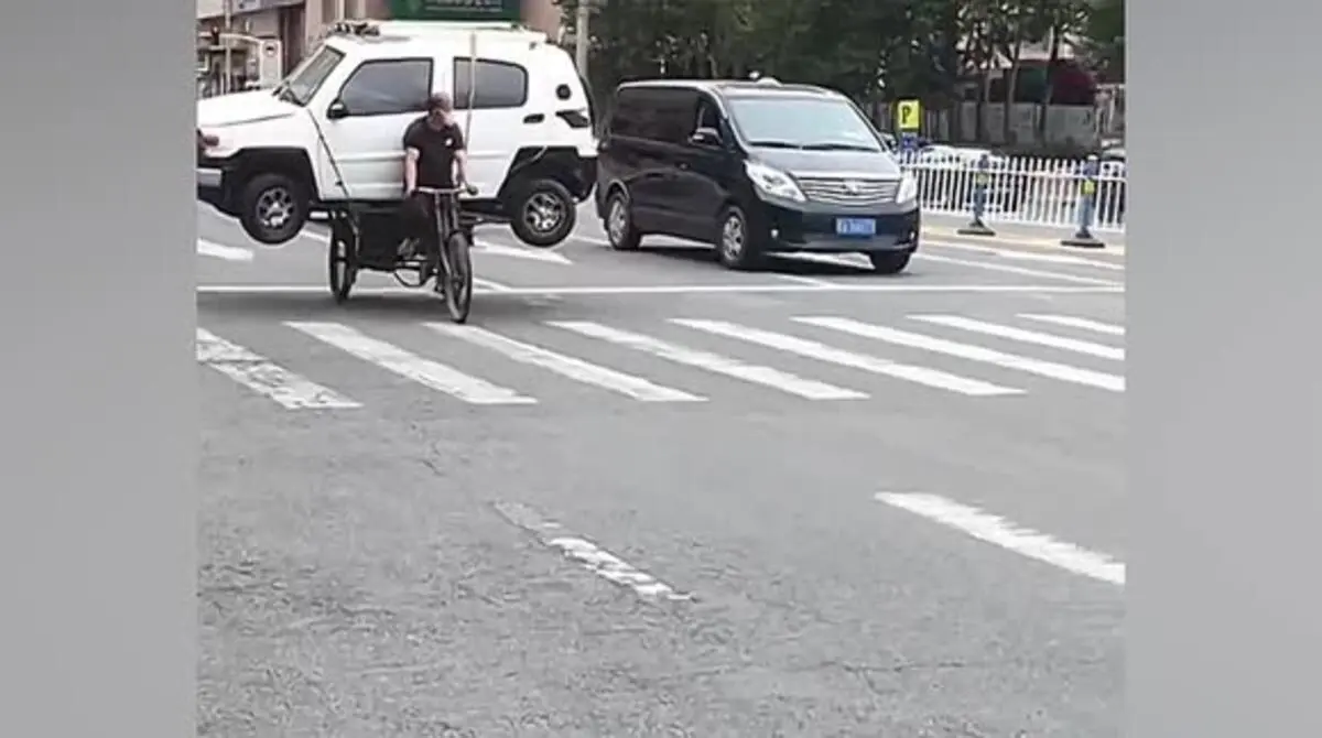 (ویدئو) حمل یک خودرو روی دوچرخه!