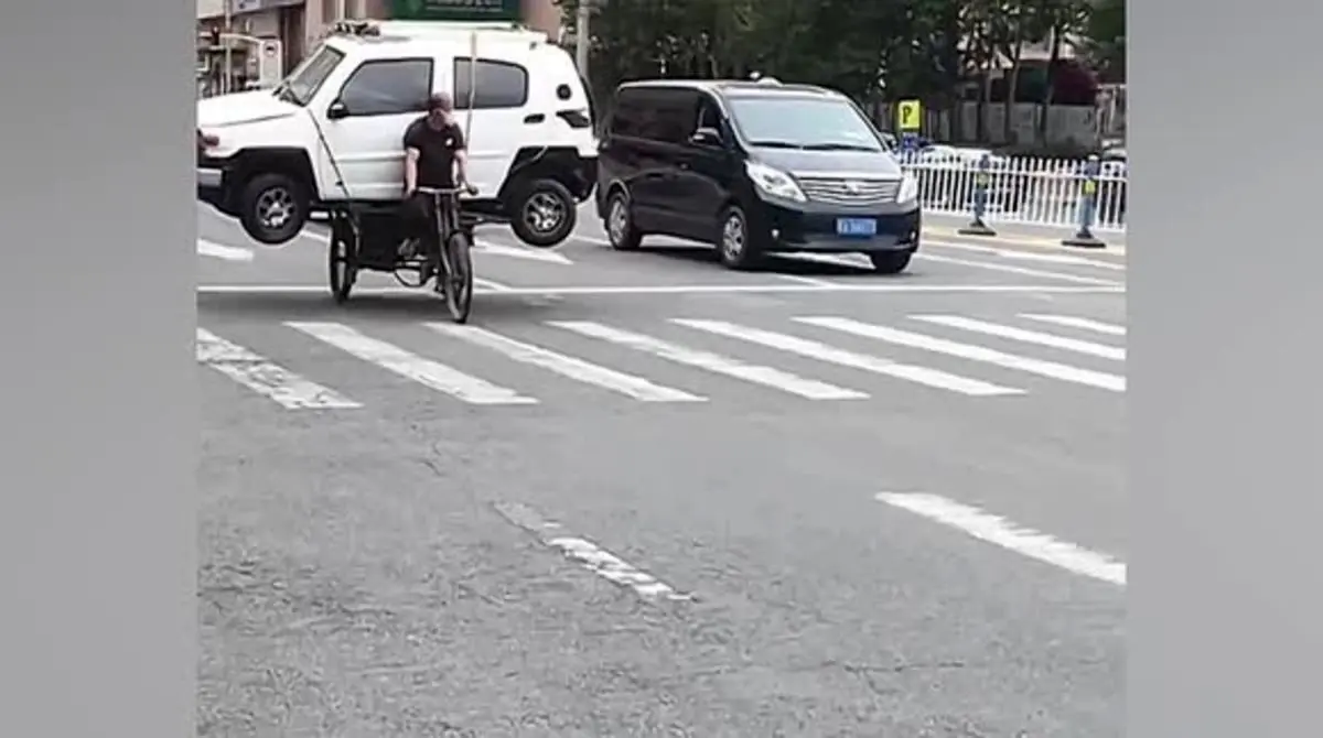 (ویدئو) حمل یک خودرو روی دوچرخه!