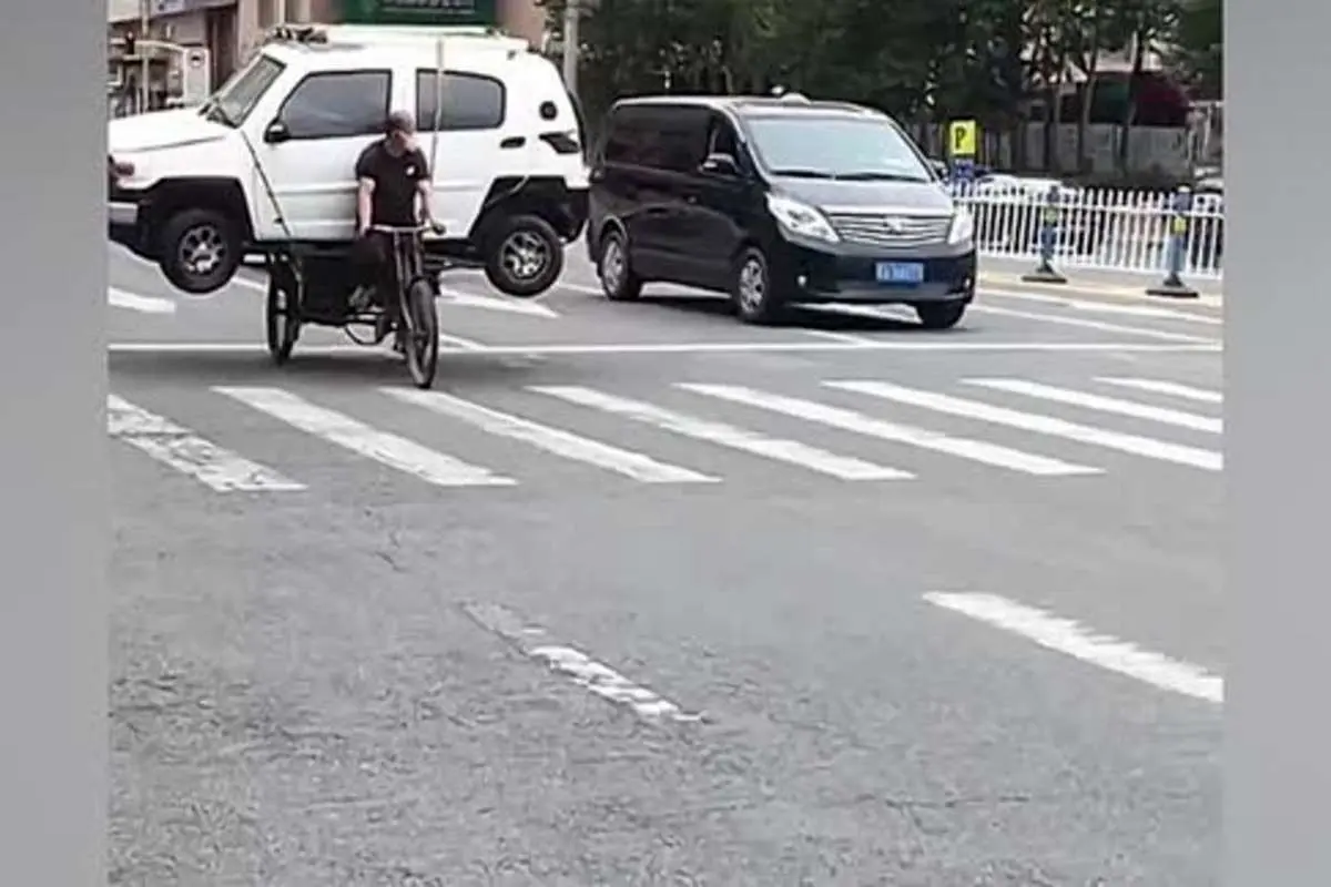 (ویدئو) حمل یک خودرو روی دوچرخه!