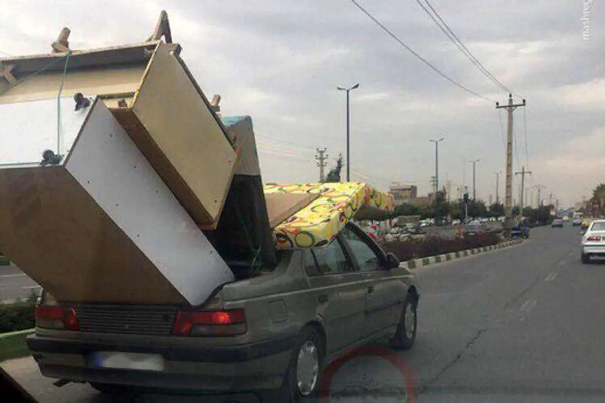 تصاویر عجیب از شیوه حمل بار در خیابانهای تهران؛ گاری پشت موتور!