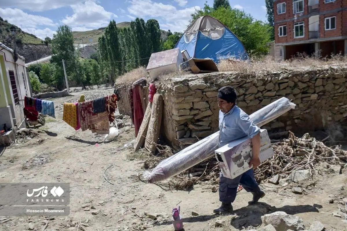 (تصاویر) اهدای لوازم خانگی به سیل‌زدگان رازوجرگلان