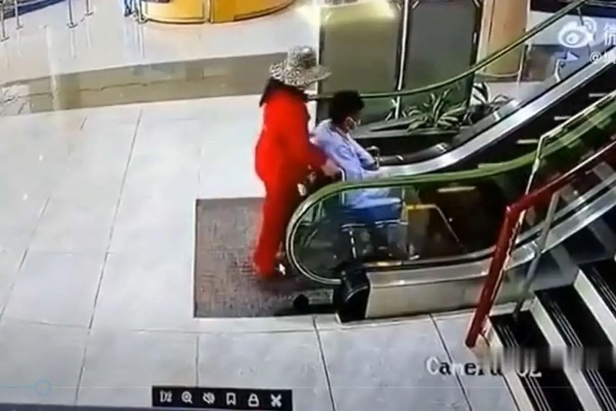 (ویدئو) سرنگونی مرد ویلچرنشین روی پله برقی!