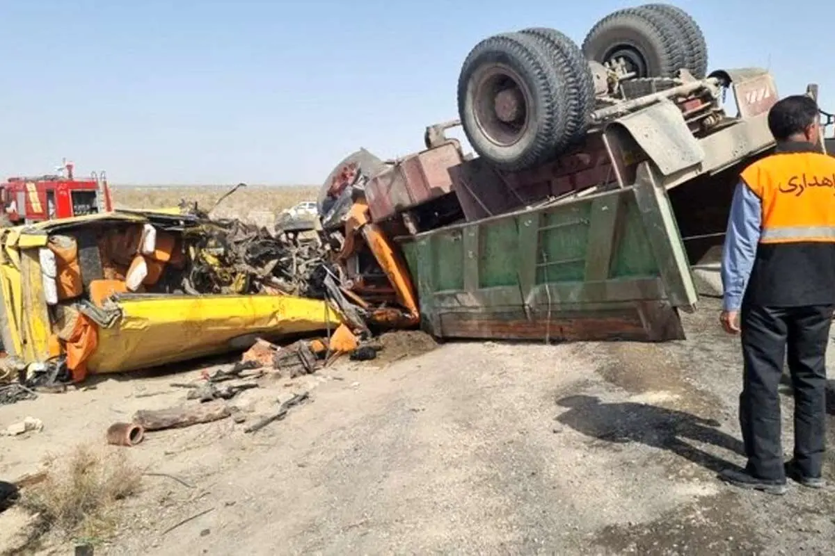 (ویدئو) لحظه هولناک برخورد کامیون با مینیبوس در زرند کرمان