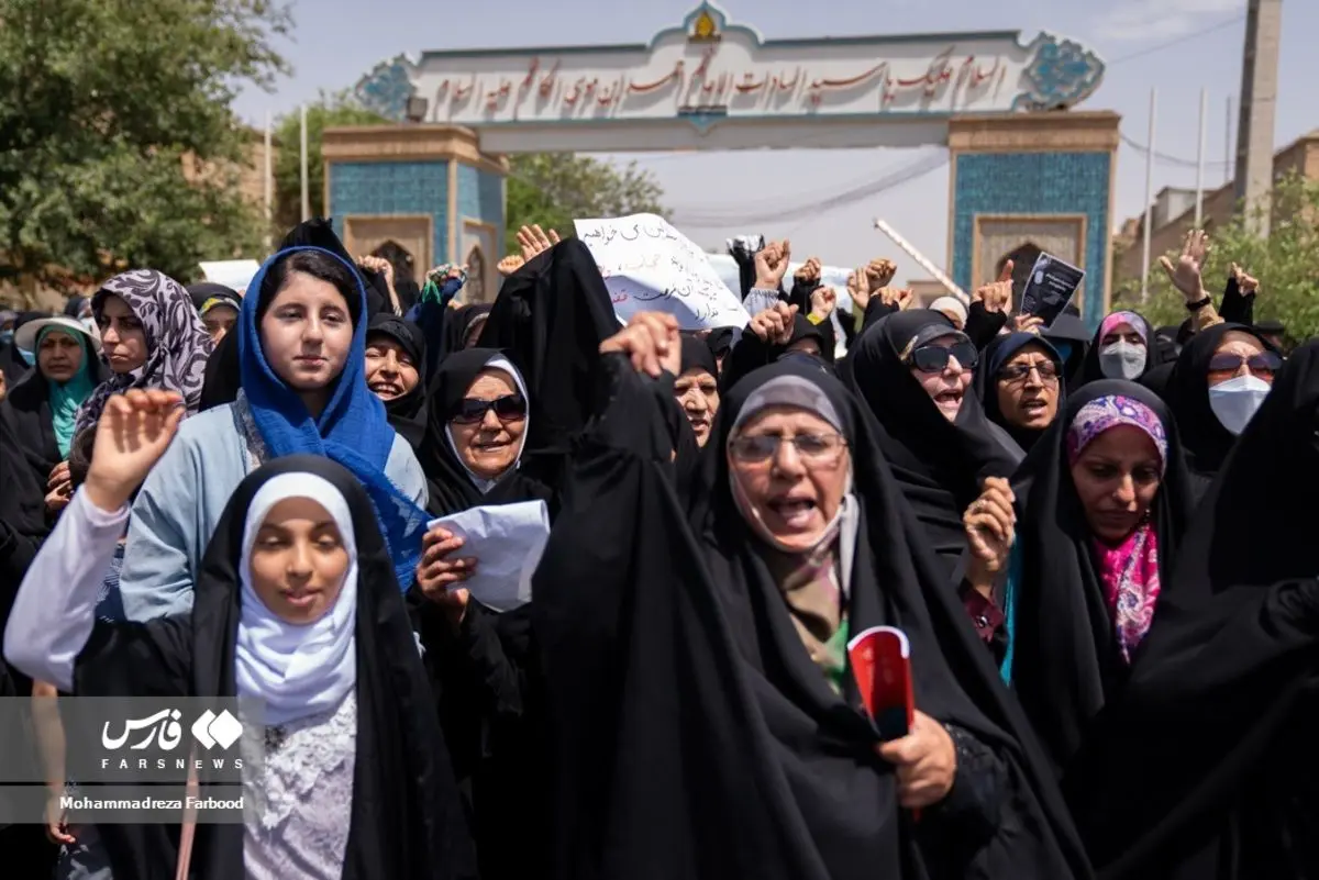 (تصاویر) تظاهرات علیه تجمع جنجالی نوجوانان در شیراز