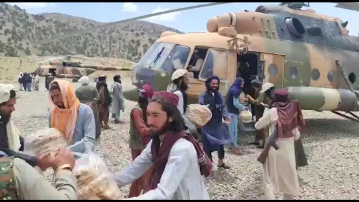 (ویدئو) امدادرسانی طالبان به مناطق زلزله زده