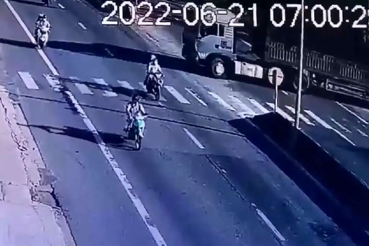 (ویدئو) کامیون یک تریلی را واژگون کرد
