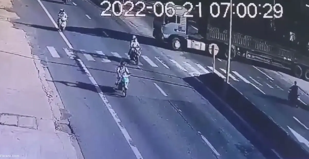 (ویدئو) کامیون یک تریلی را واژگون کرد