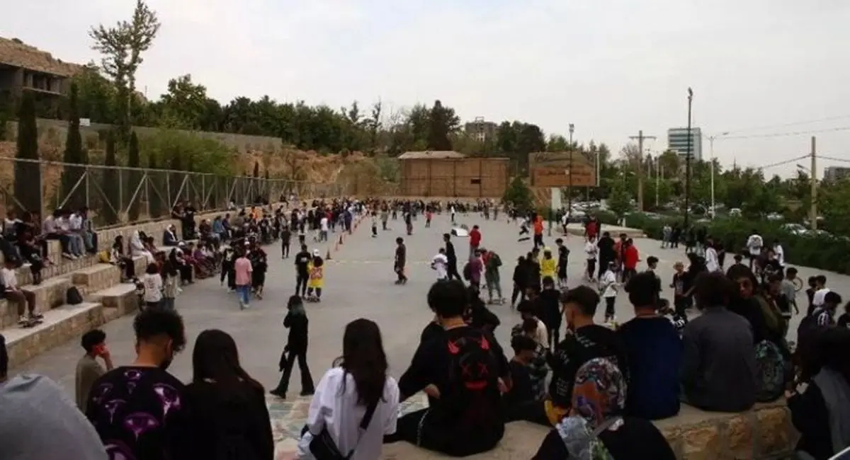 روزنامه همشهری: دختران شیرازی که کشف حجاب کردند ضدانقلاب نیستند