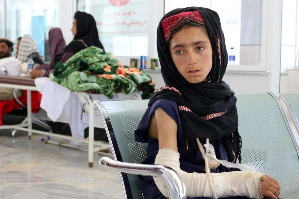 (تصاویر) درمان مجروحان زلزله افغانستان در فرودگاه