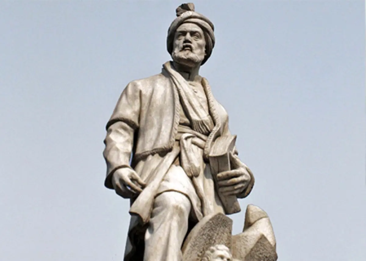 مجسمه ۶۳ ساله فردوسی دو رنگ شد