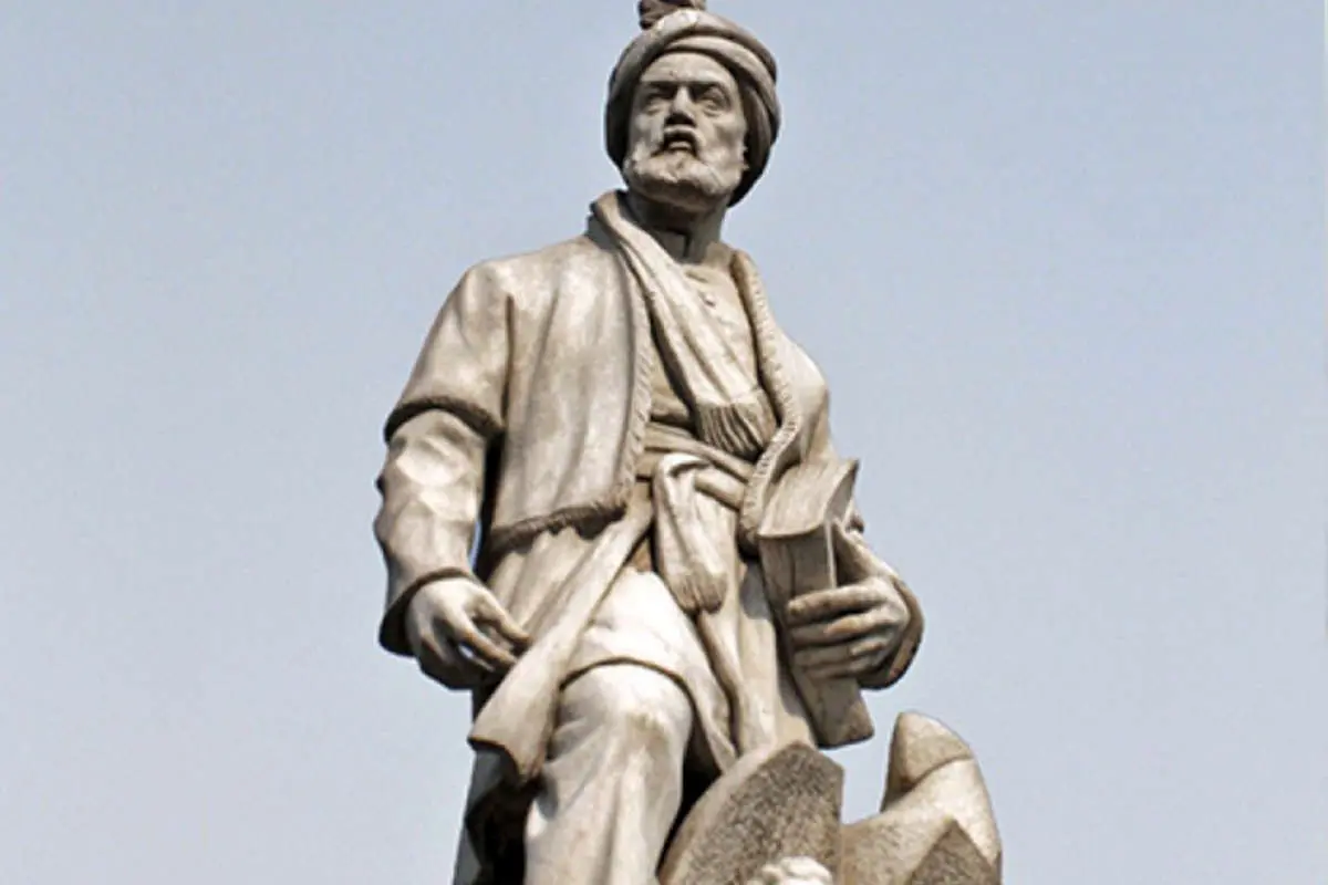 مجسمه ۶۳ ساله فردوسی دو رنگ شد