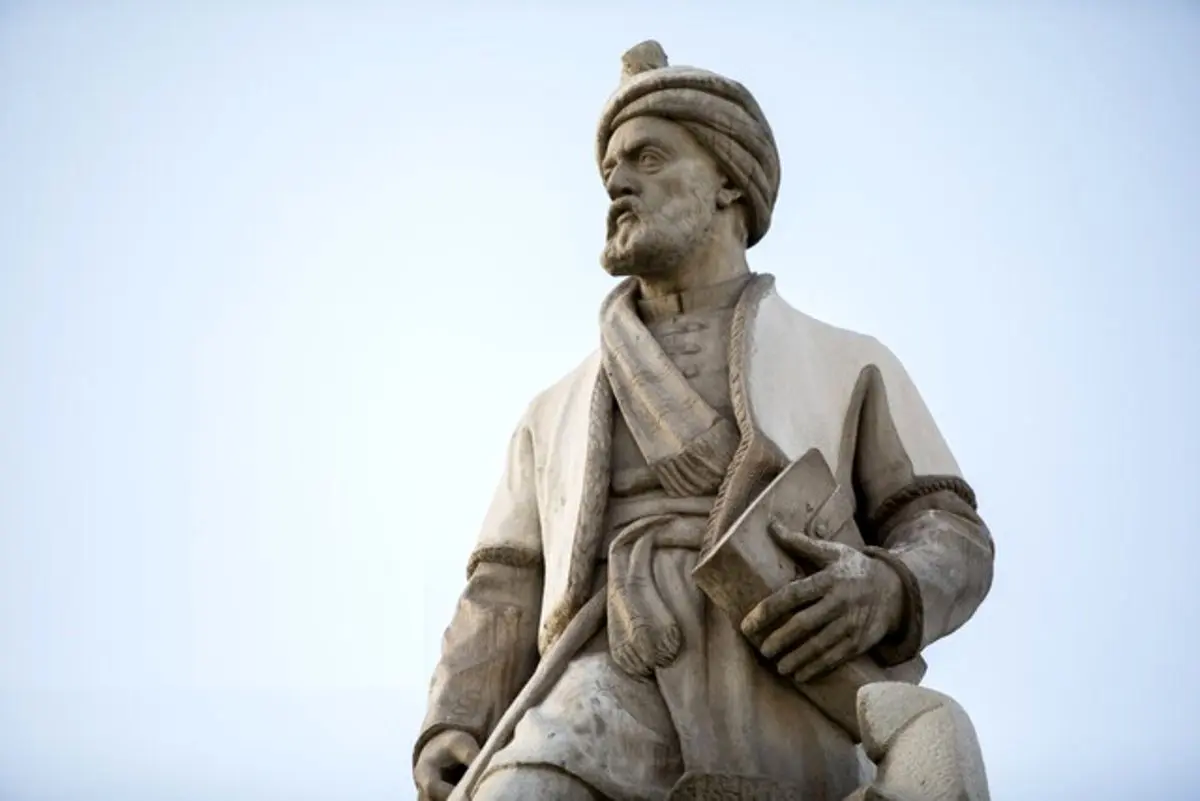 واکنش شهرداری تهران به خبر «دو رنگ شدن مجسمه فردوسی پس از شستشو»