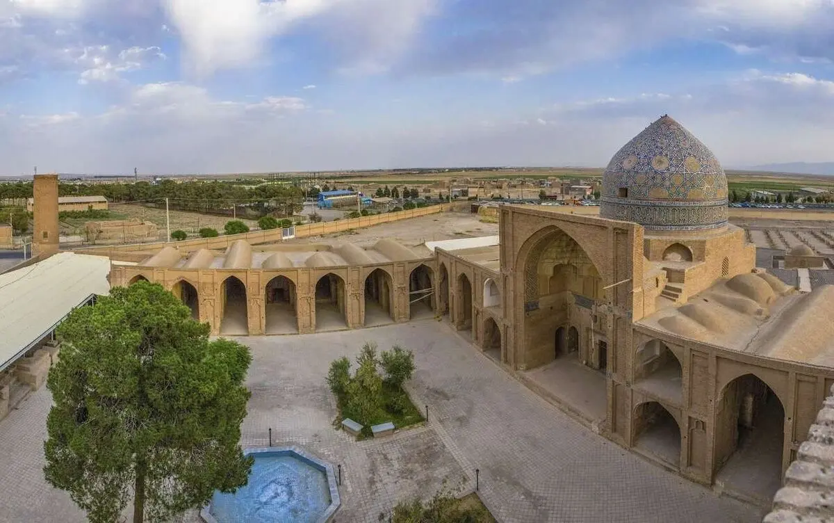 «تعطیلی اماکن گردشگری ساوه در صورت ورود افراد بدحجاب تا یک هفته»