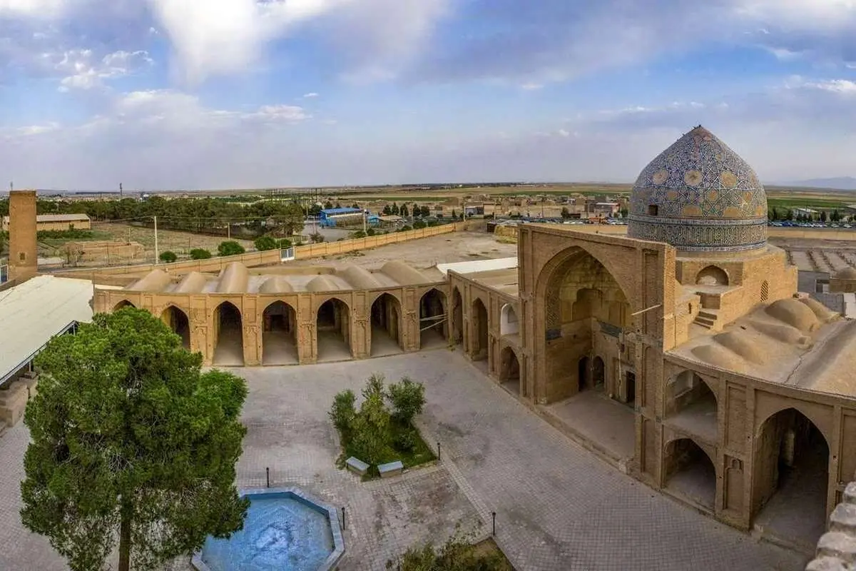«تعطیلی اماکن گردشگری ساوه در صورت ورود افراد بدحجاب تا یک هفته»