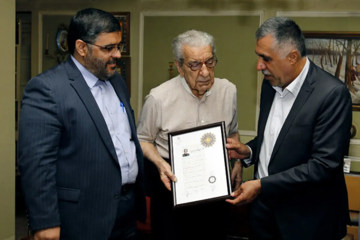 اهدای گواهینامه درجه یک هنری به عزت‌الله فولادوند