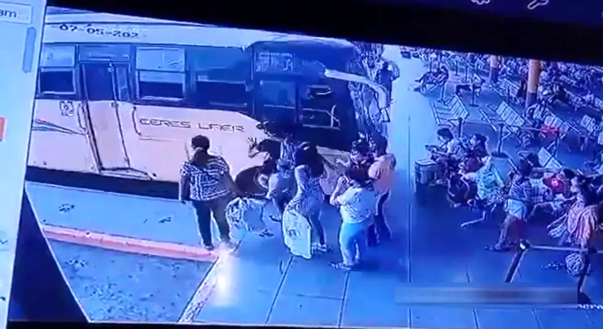 (ویدئو) اتوبوس مسافران منتظر در ایستگاه را زیر گرفت!