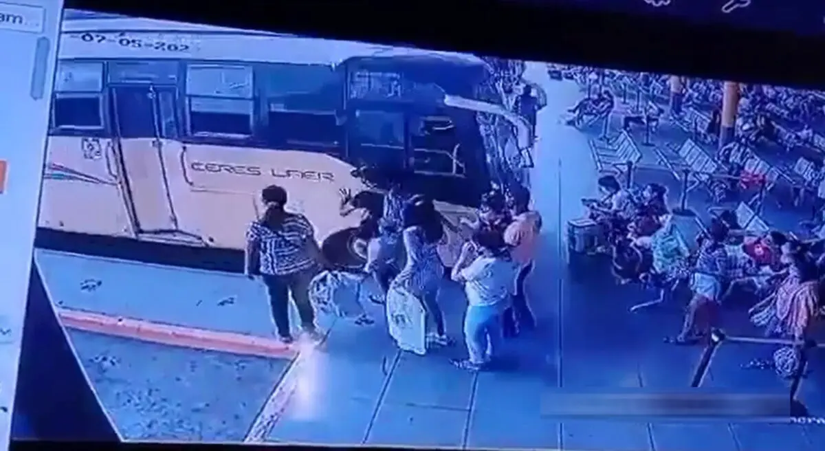 (ویدئو) اتوبوس مسافران منتظر در ایستگاه را زیر گرفت!