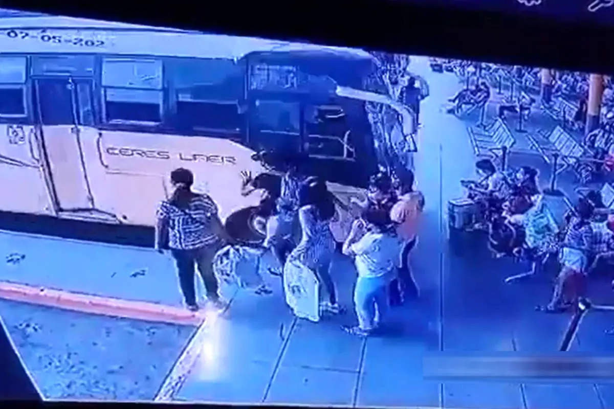 (ویدئو) اتوبوس مسافران منتظر در ایستگاه را زیر گرفت!