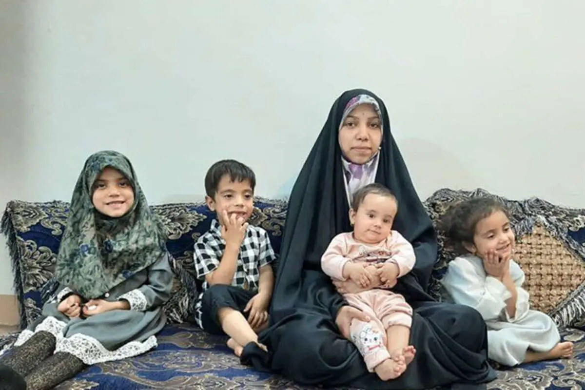 (تصاویر) مادر دهه هشتادی ۲۱ ساله با ۴ فرزند