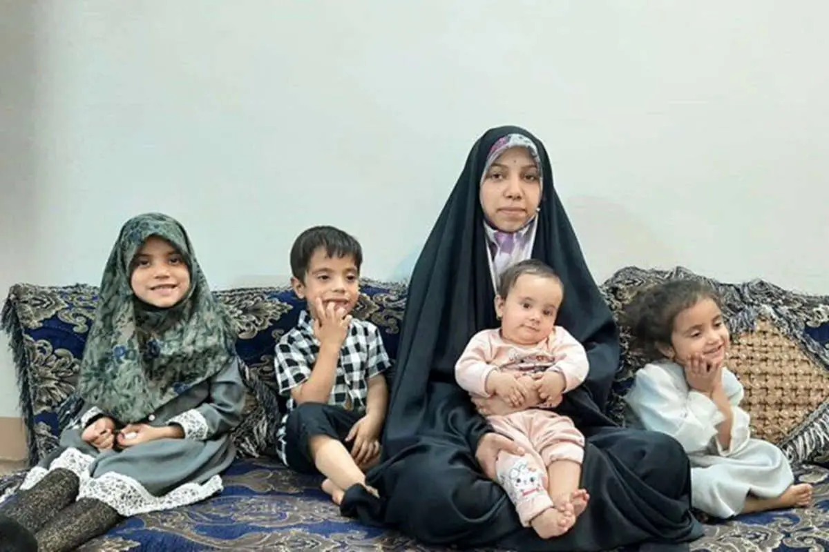 (تصاویر) مادر دهه هشتادی ۲۱ ساله با ۴ فرزند