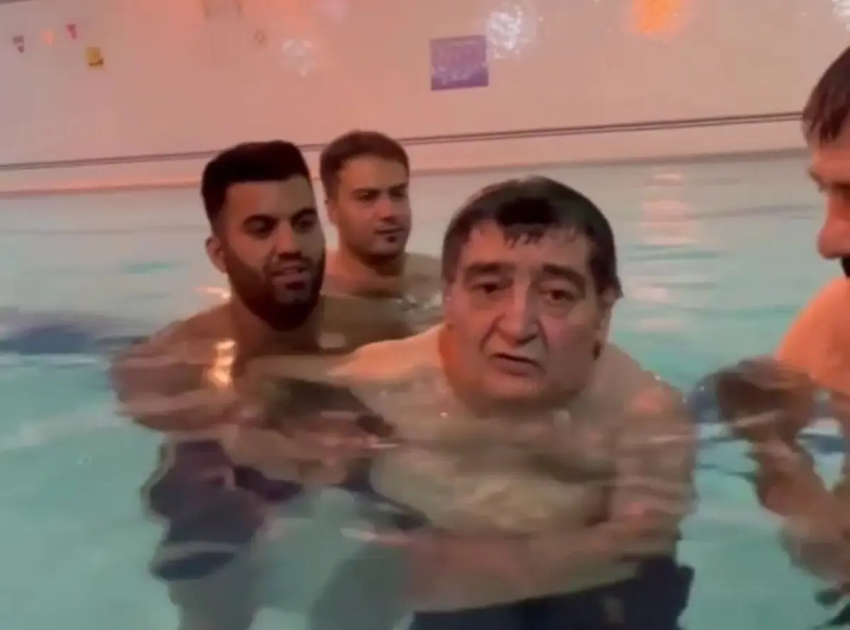 (ویدئو) رضا رویگری در حال شنا در استخر