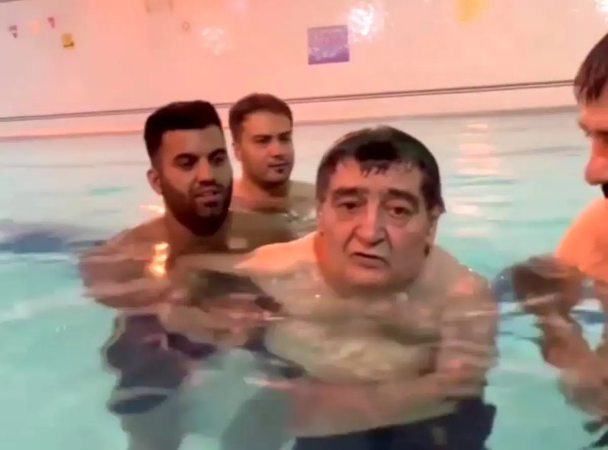 (ویدئو) رضا رویگری در حال شنا در استخر