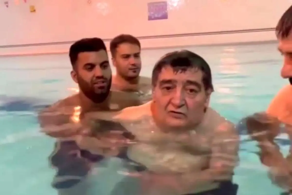 (ویدئو) رضا رویگری در حال شنا در استخر