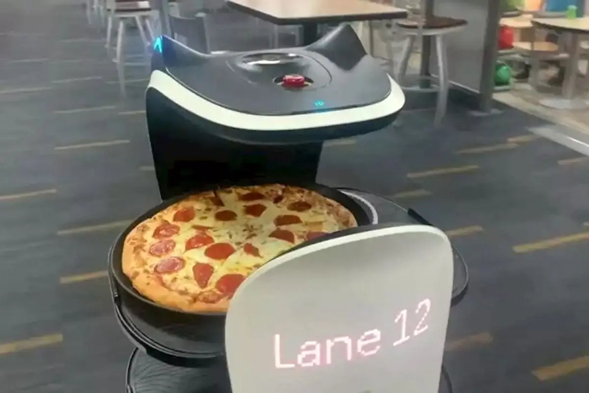 (تصاویر) ربات گارسونی که آواز هم می‌خواند!