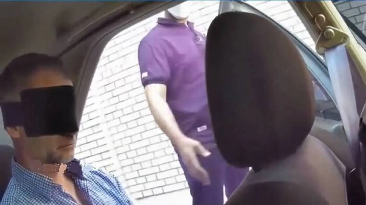 انتقال معاون سفیر انگلیس با چشمان بسته!