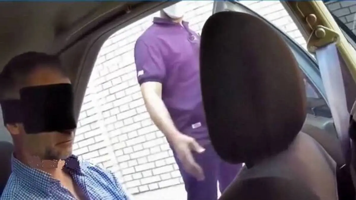 انتقال معاون سفیر انگلیس با چشمان بسته!