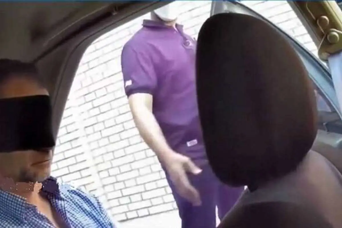 انتقال معاون سفیر انگلیس با چشمان بسته!