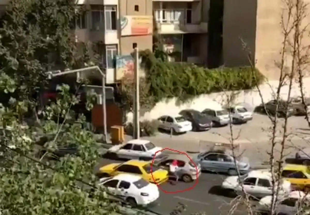 (ویدئو) لحظه غافلگیری راننده پژو ۲۰۶ و سرقت موبایل در تهران