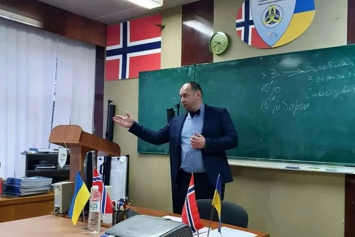 (عکس) استاد دانشگاه اوکراین از خط مقدم جنگ تدریس میکند!