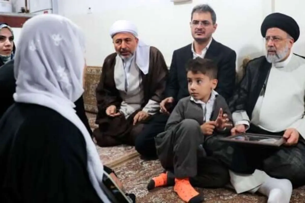 نماینده مجلس: رئیسی نشستن در «سیاهچادرها» را به جلسات «اودکلنزدهها» ترجیح میدهد