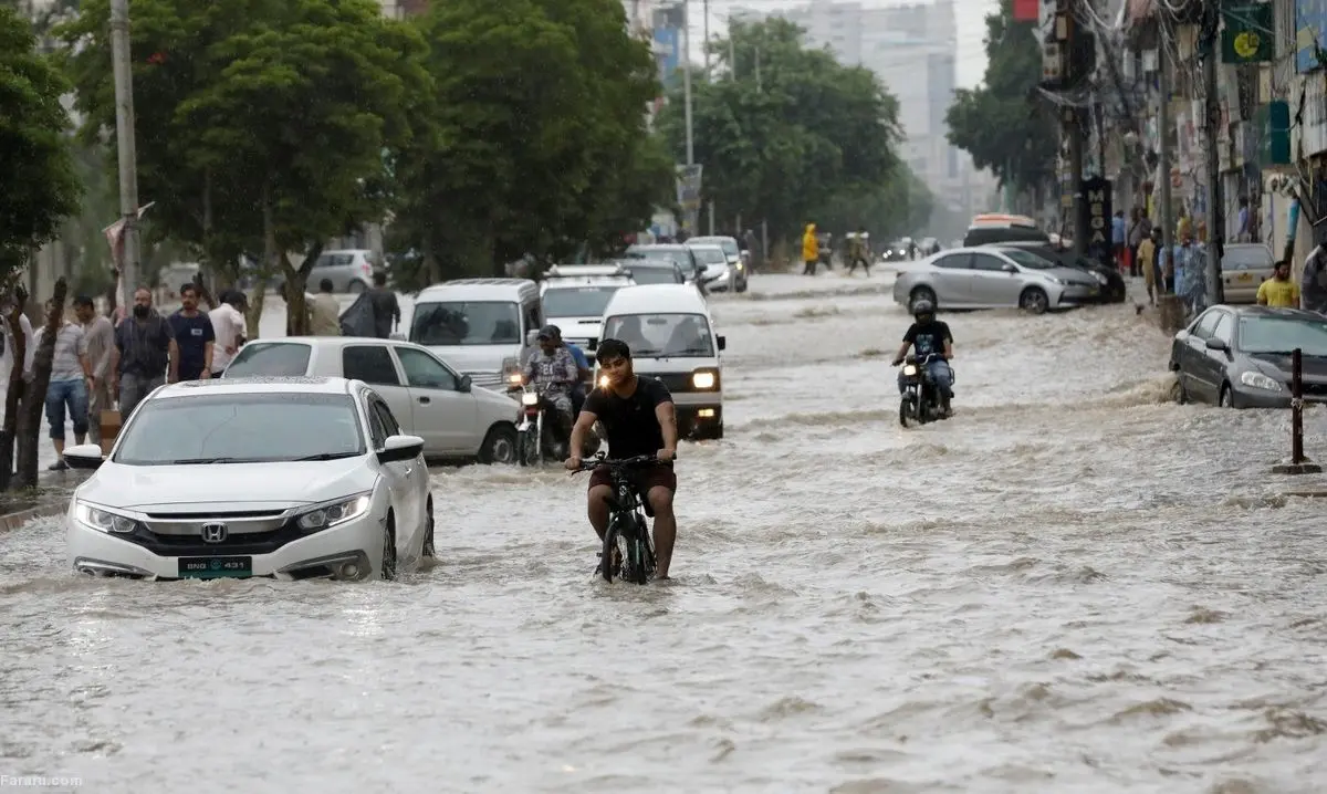 (ویدئو) برق گرفتگی یک مرد پس از جاری شدن سیل در خیابان