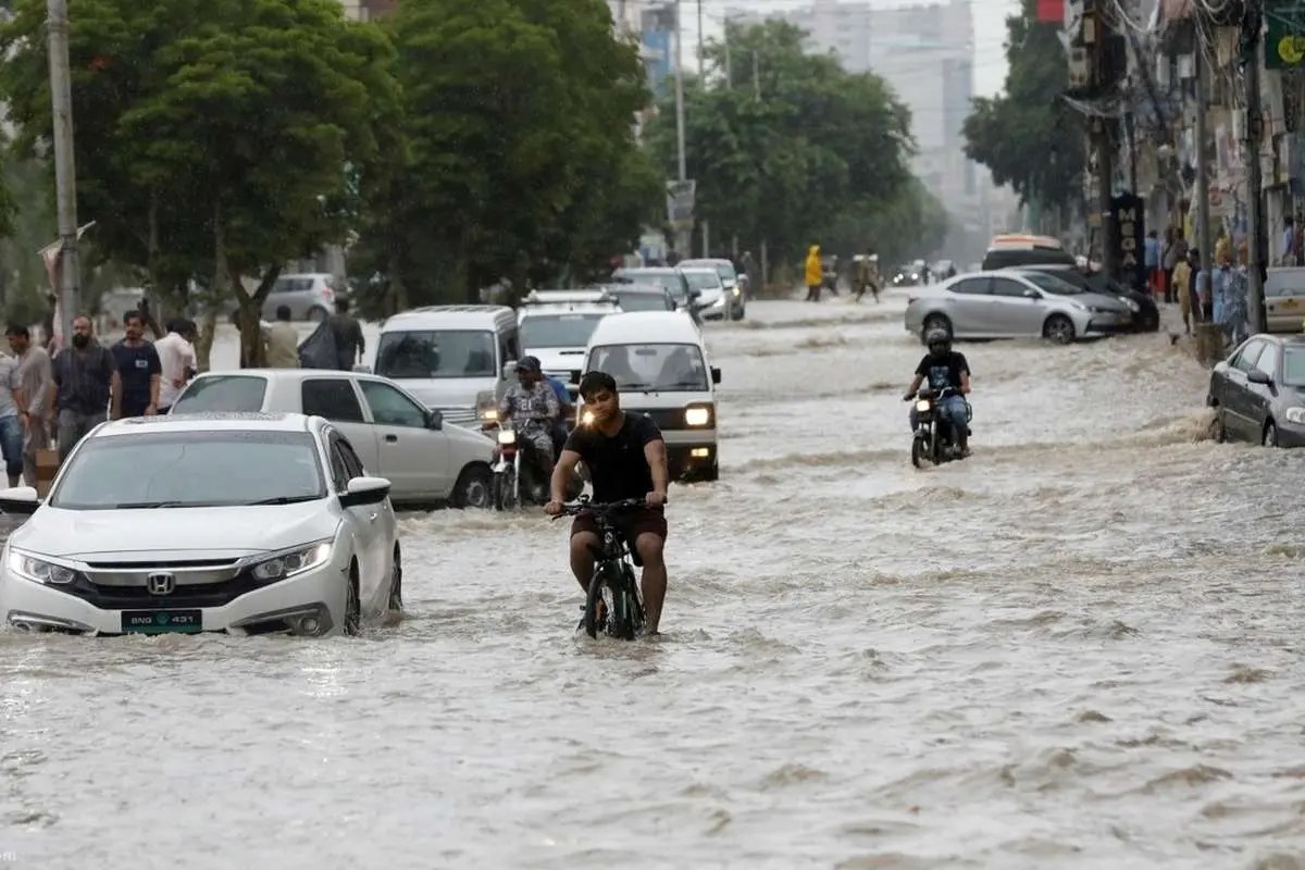 (ویدئو) برق گرفتگی یک مرد پس از جاری شدن سیل در خیابان