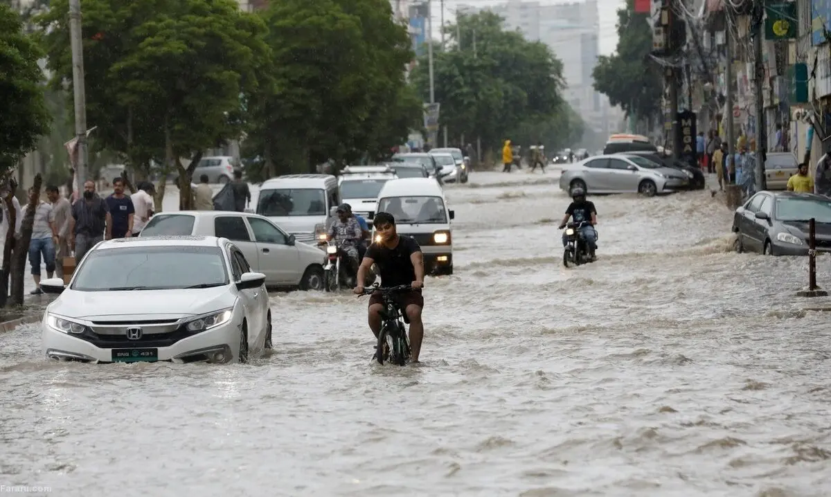 (ویدئو) برق گرفتگی یک مرد پس از جاری شدن سیل در خیابان