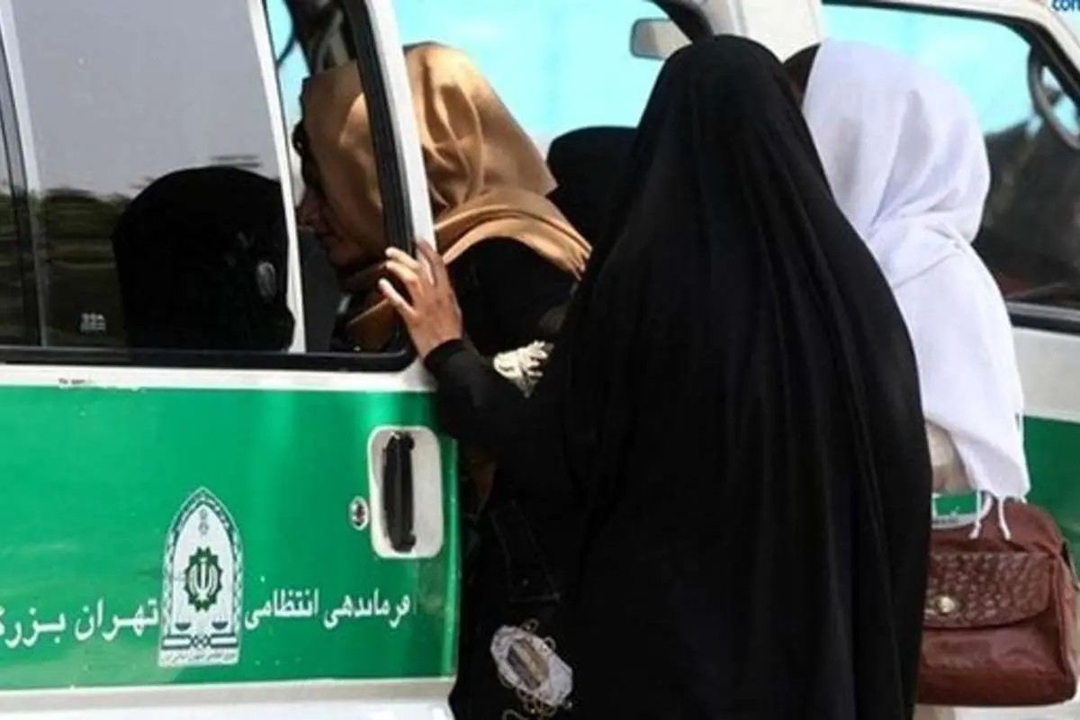 روزنامه همشهری: همان جریانی که تشویق به آتش زدن بانکها میکرد، مخالف حجاب است
