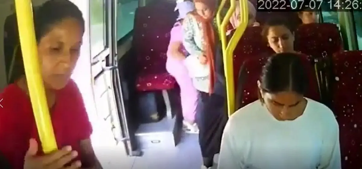 (ویدئو) پرت شدن به بیرون یک زن از اتوبوس درون شهری!