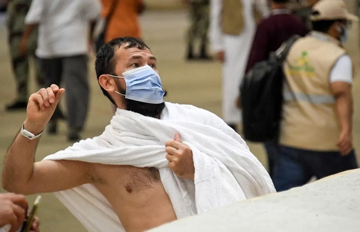 (ویدئو) حاجی عصبانی از شیطان در رمی جمرات!