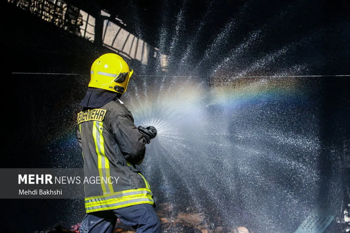 (تصاویر) آتش‌سوزی کارخانه دمپایی در قم