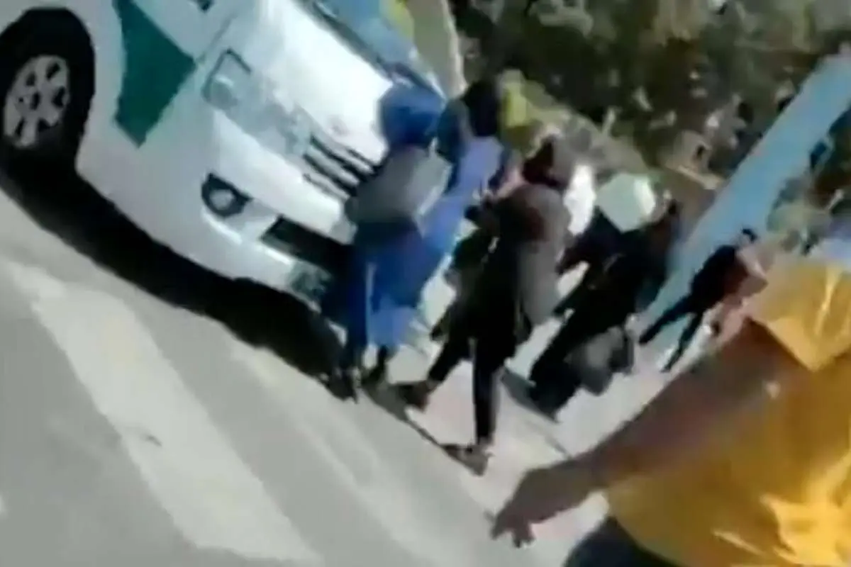 دلجویی پلیس پایتخت از مادر نگران مقابل ون گشت ارشاد