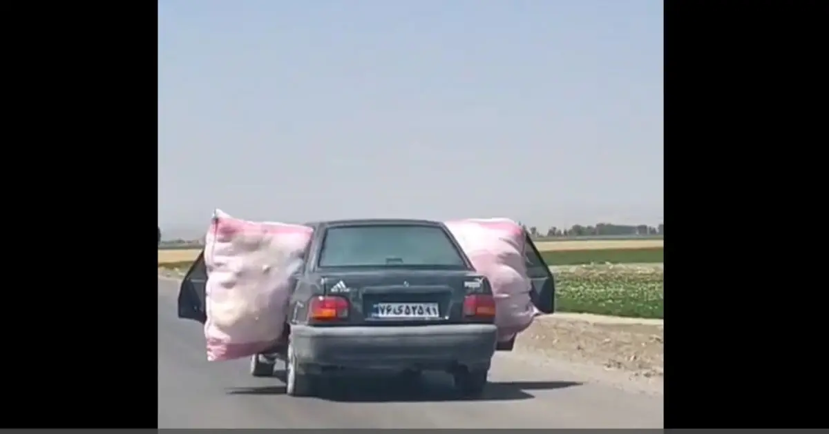 (ویدئو) حمل عجیب بار توسط پراید با در‌های باز!