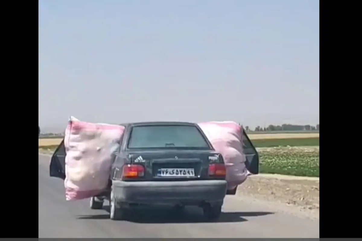 (ویدئو) حمل عجیب بار توسط پراید با درهای باز!
