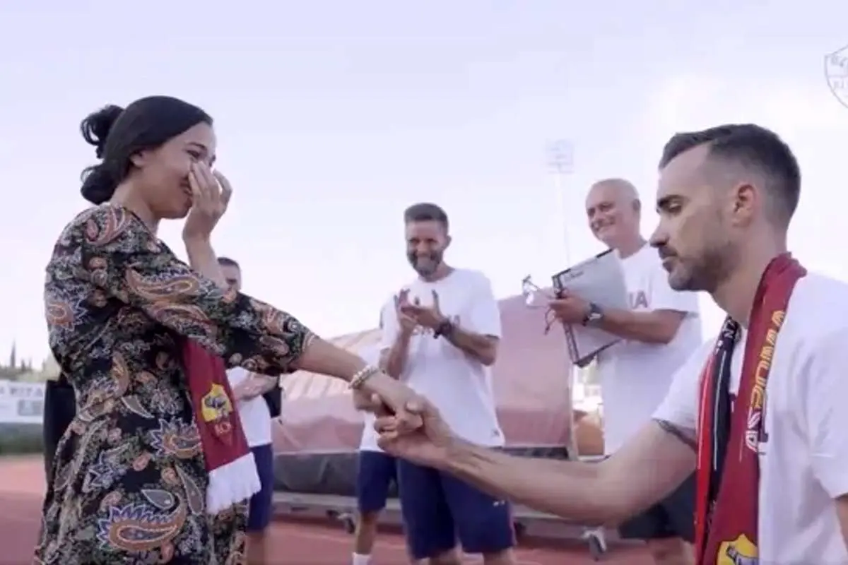 (ویدئو) خواستگاری از دختر موردعلاقه مقابل ژوزه مورینیو!