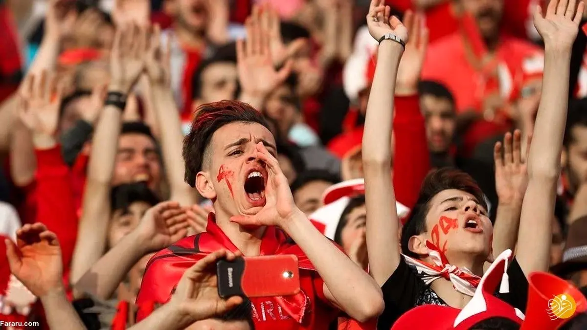 (عکس) تجمع اعتراض‌آمیز هواداران پرسپولیس مقابل باشگاه