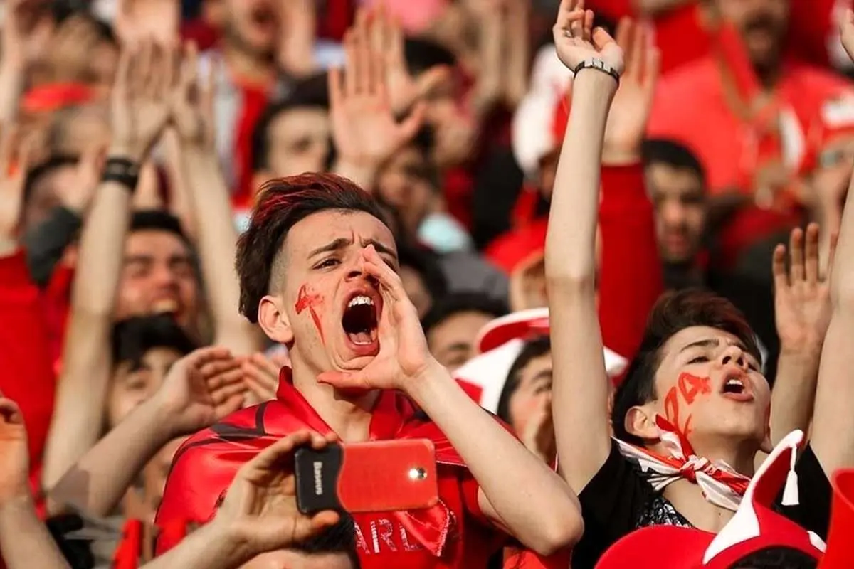 (عکس) تجمع اعتراضآمیز هواداران پرسپولیس مقابل باشگاه
