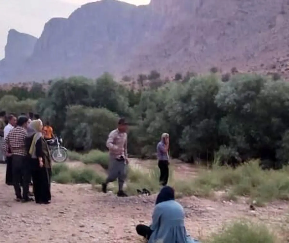سه جوان جان صدها نفر را در سیل استهبان نجات دادند