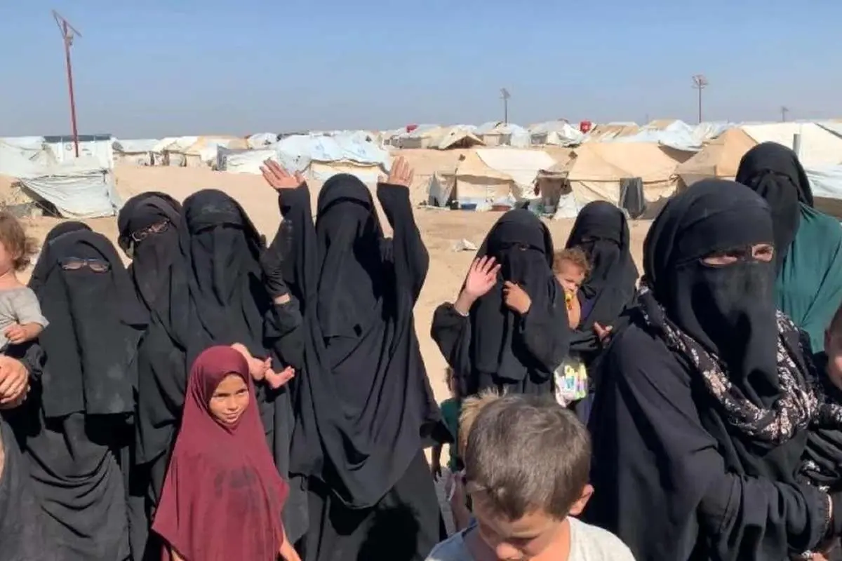 (عکس) بازگرداندن ۱۴۶ زن و کودک تاجیکی داعش به کشورشان