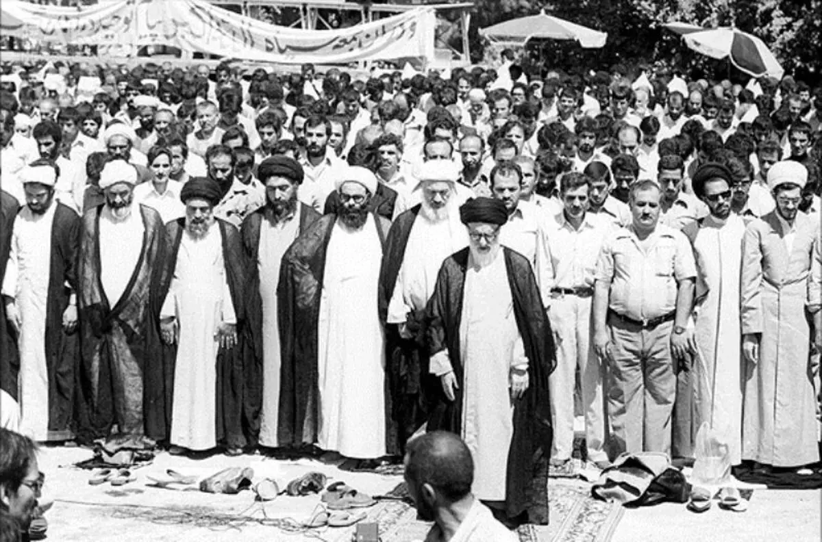 (ویدئو) اولین نماز جمعه تهران به امامت آیت الله طالقانی